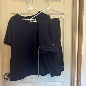 Figs Navy Two Pocket Scrub Top Large